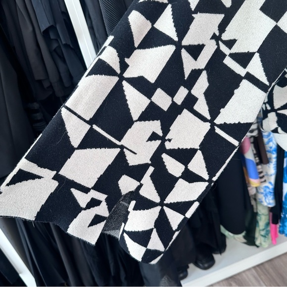 ELOQUII BLACK WHITE GRAPHIC V NECK LONG SLEEVE KNIT SWEATER - Picture 5 of 5